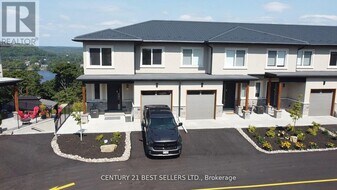 11 Horizon Ln. in Huntsville, ON - Building Photo