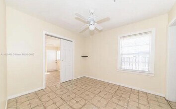 438 Malverne Rd in West Palm Beach, FL - Foto de edificio - Building Photo