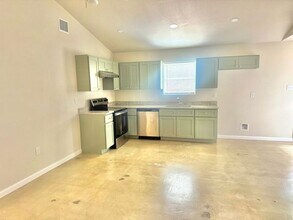 4508 Chamberlain in Canyon Lake, TX - Foto de edificio - Building Photo