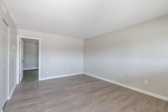 209 N Woodland Dr in Radcliff, KY - Building Photo - Building Photo