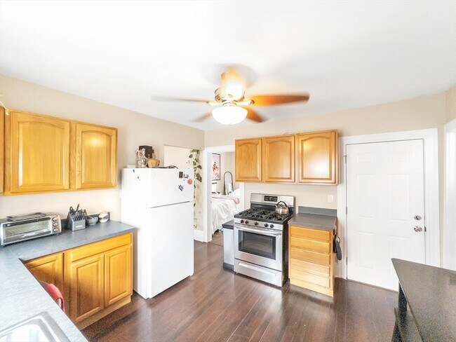 24 Annafran St, Unit 2 in Roslindale, MA - Foto de edificio - Building Photo