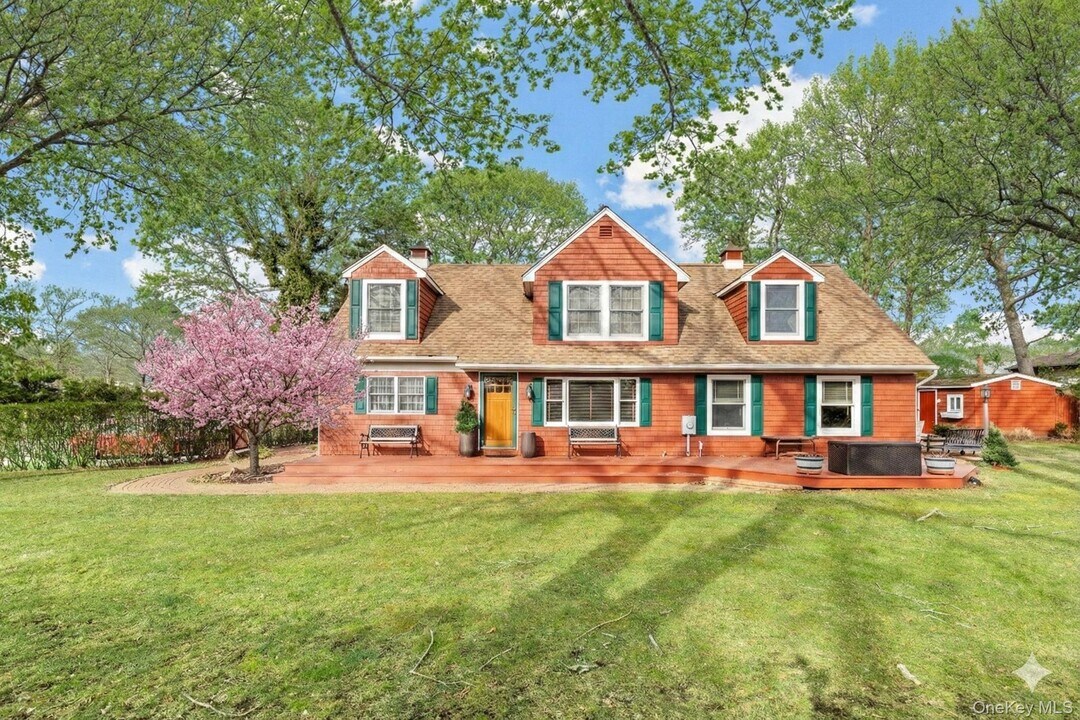 79 E Tiana Rd in Hampton Bays, NY - Building Photo