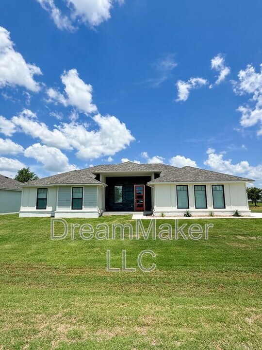 793 Apple Blossom Way in Goldsby, OK - Foto de edificio