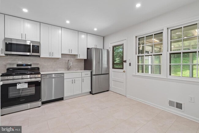 11710 Milbern Dr in Potomac, MD - Foto de edificio - Building Photo