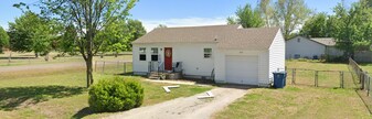 404 Boston St in Jones, OK - Building Photo