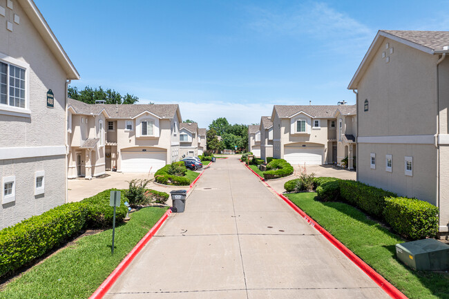 The Chateaux of Allen Townhomes in Allen, TX - Building Photo - Building Photo