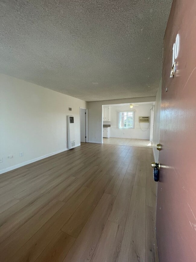 19401 Haynes St, Unit 10 in Los Angeles, CA - Building Photo - Building Photo