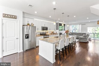 1596 Dorothy Ln in Woodbridge, VA - Foto de edificio - Building Photo