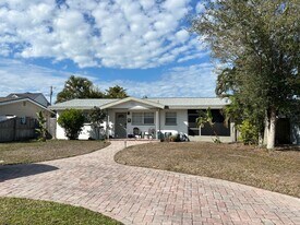 735 42nd Ave NE in St. Petersburg, FL - Building Photo