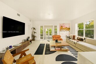 725 W 51st St in Miami Beach, FL - Building Photo - Building Photo