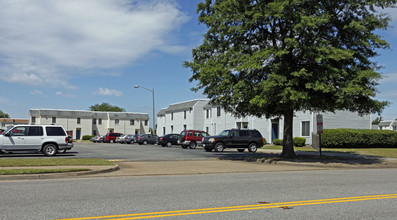 Newport Harbour Apartments in Newport News, VA - Foto de edificio - Building Photo