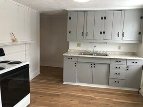 40 Railroad St, Unit 2 in Lancaster, NH - Foto de edificio - Building Photo