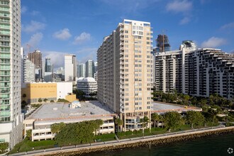 Isola in Miami, FL - Building Photo - Building Photo