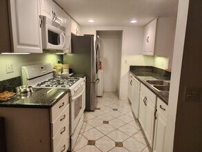 13272 Salmon River Rd, Unit 104 in San Diego, CA - Foto de edificio - Building Photo