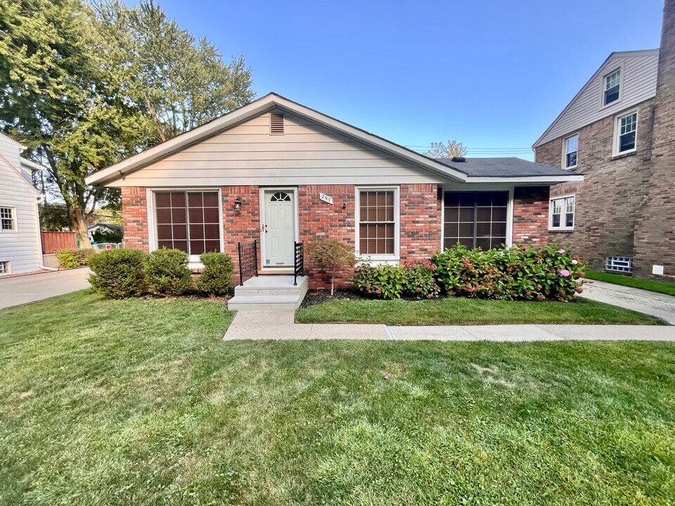 297 Riverside Dr in Clinton Township, MI - Building Photo