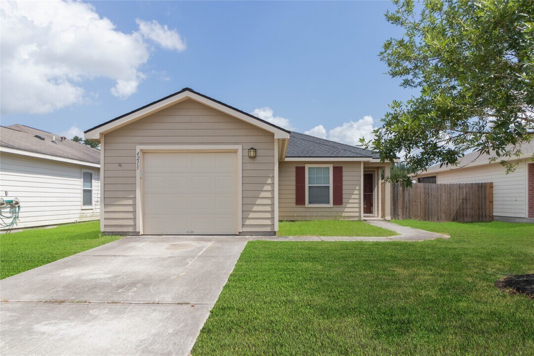 4215 Medina River Loop in Spring, TX - Building Photo