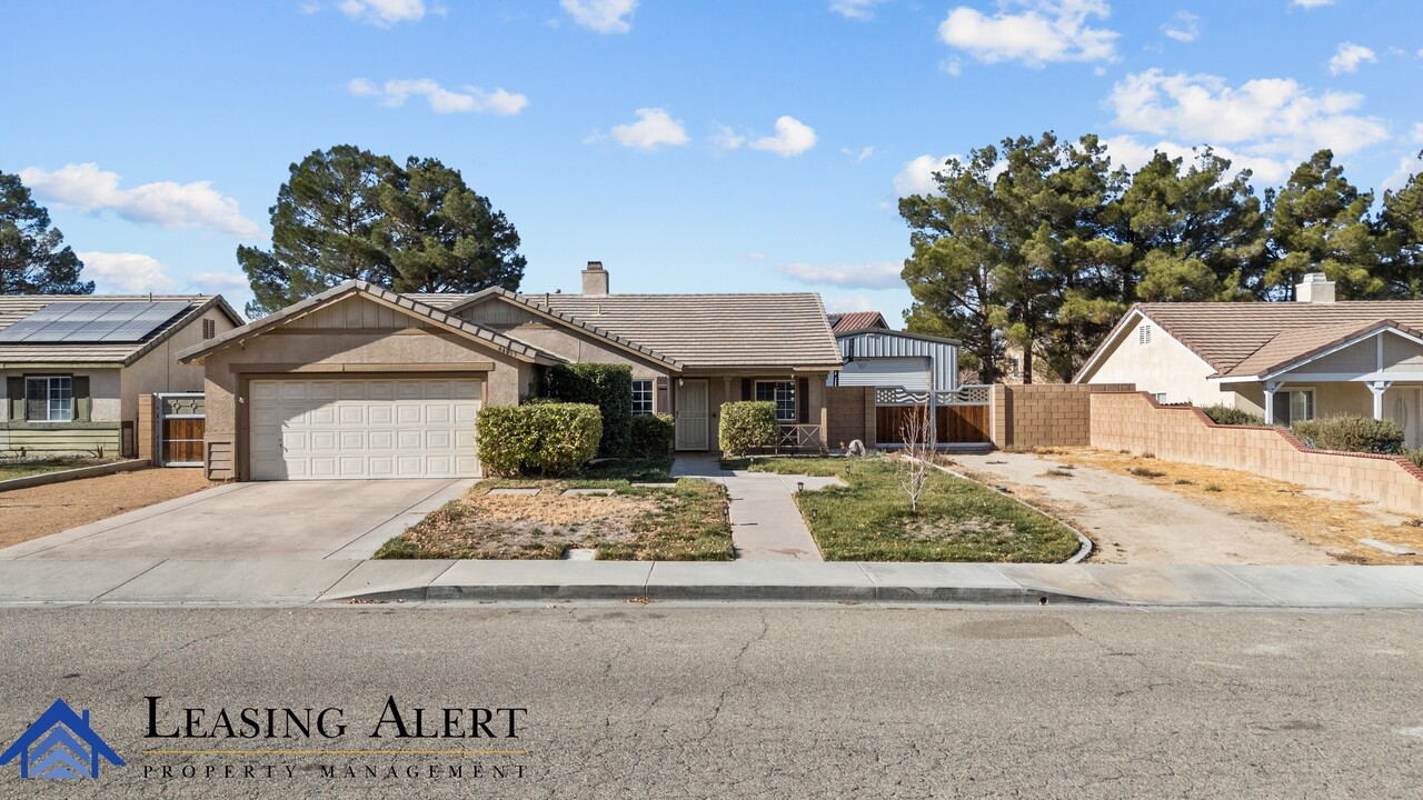 44013 62nd St W in Lancaster, CA - Building Photo