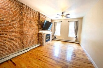 228 1st St, Unit 2B in Jersey City, NJ - Foto de edificio - Building Photo