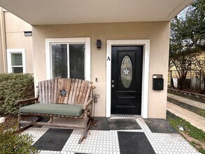 5004 Rowena Ave in Austin, TX - Foto de edificio - Building Photo