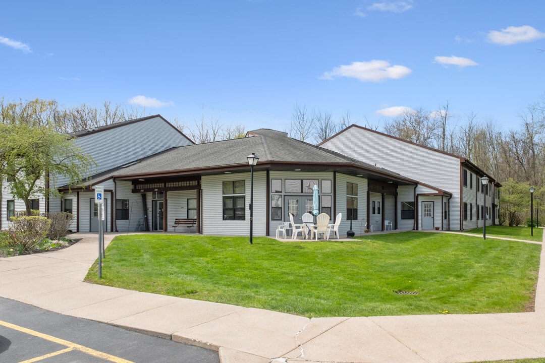 Brown Square in Ontario, NY - Foto de edificio