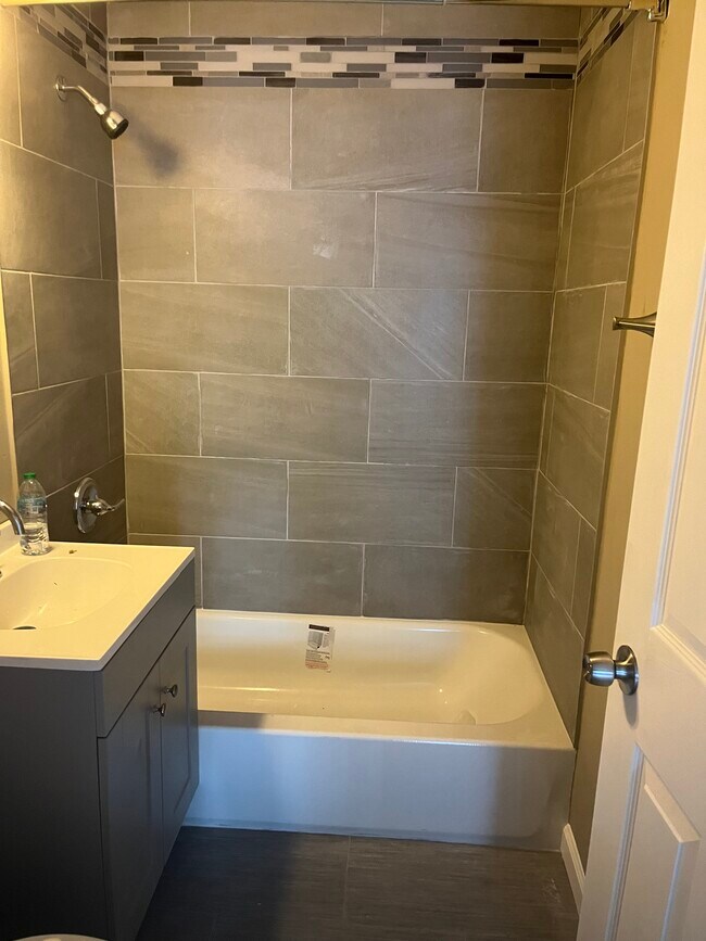 1534 N 39th St, Unit 2nd Floor Unit in Milwaukee, WI - Building Photo - Building Photo