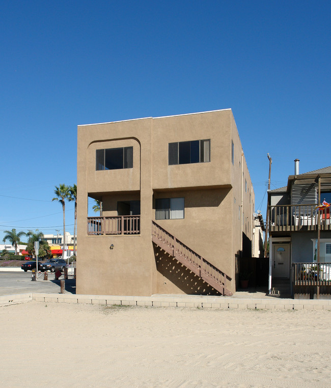 1001 Seal Way in Seal Beach, CA - Building Photo - Building Photo