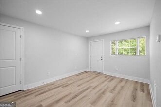 1060 Oak St SW in Atlanta, GA - Foto de edificio - Building Photo