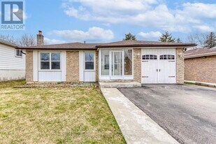 27 Gondola Crescent in Brampton, ON - Building Photo