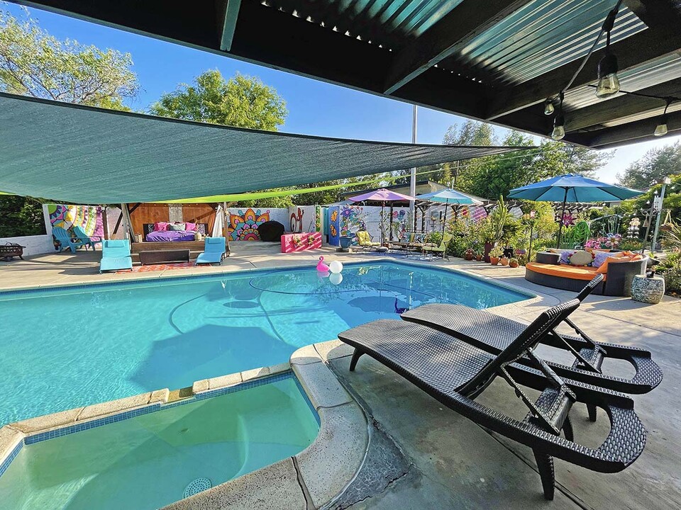 9230 Pinkard Ln, Unit Poolside Lounge in El Cajon, CA - Foto de edificio