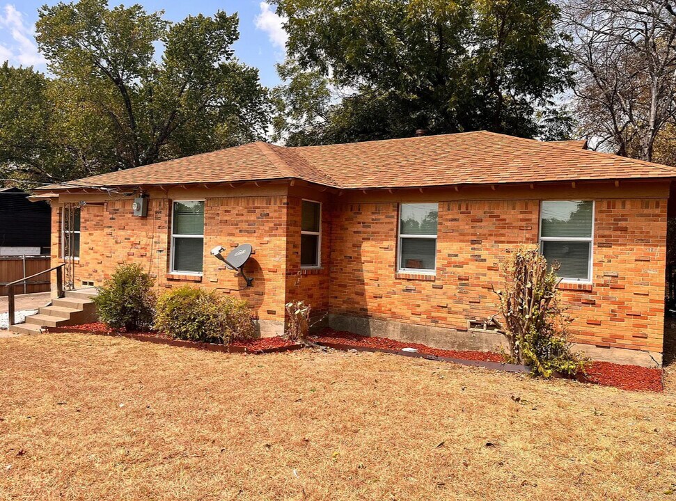 1715 Essex Ave in Dallas, TX - Building Photo