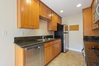 8515 Villa La Jolla Dr in San Diego, CA - Building Photo - Building Photo