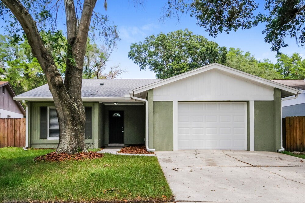1554 Thistledown Dr in Brandon, FL - Building Photo