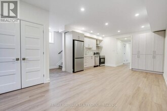 958 Fisher Ave in Ottawa, ON - Building Photo - Building Photo