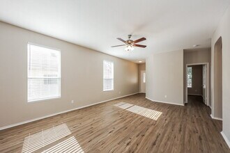 27330 Wrought Iron in San Antonio, TX - Foto de edificio - Building Photo