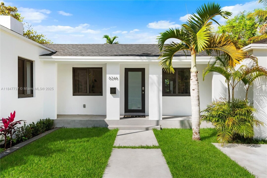 8246 NE 2nd Ct in Miami, FL - Foto de edificio