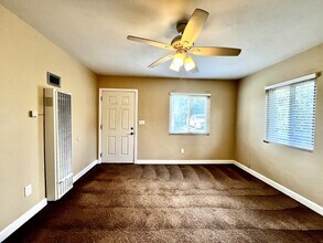 9124 Rosedale Dr in Spring Valley, CA - Foto de edificio - Building Photo