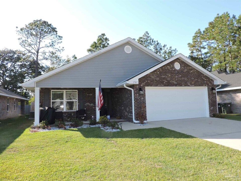 1707 Leigh Lp in Cantonment, FL - Building Photo