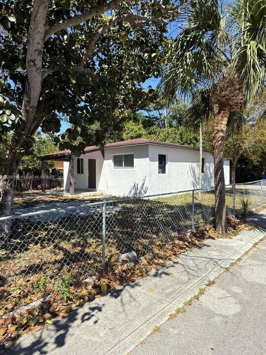 1457 NE 152nd St in North Miami Beach, FL - Building Photo