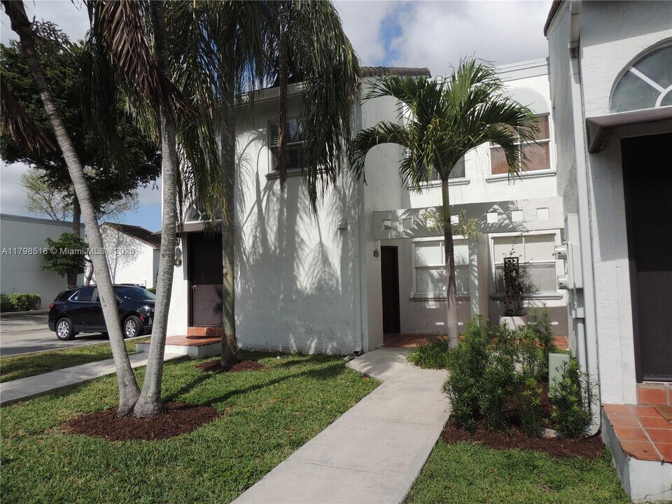 4864 NW 97th Ct in Doral, FL - Building Photo