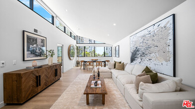 153 San Vicente Blvd in Santa Monica, CA - Foto de edificio - Building Photo