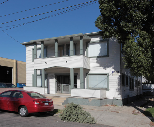 672-680 W 11th St in San Pedro, CA - Building Photo - Building Photo