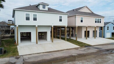 18 Edgewater Dr in Hitchcock, TX - Building Photo - Building Photo