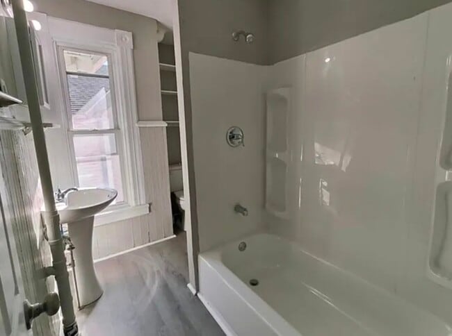 975 Grant Ave, Unit 2 in Rockford, IL - Building Photo - Building Photo