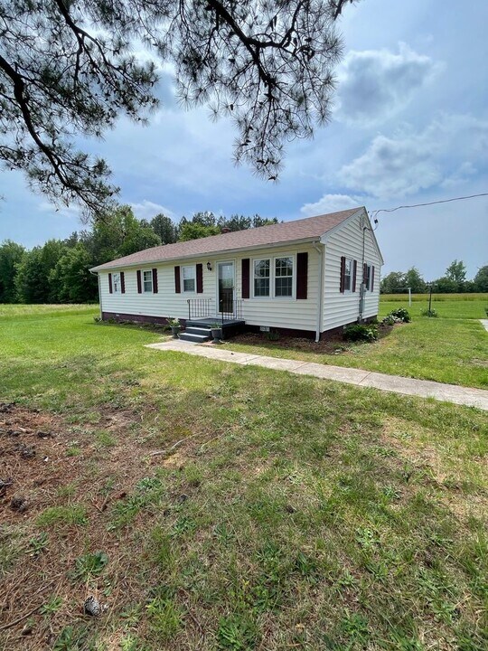 20516 Elevon Rd in Milford, VA - Building Photo