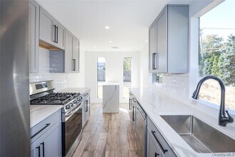 2 Park Ave in Greenvale, NY - Building Photo - Building Photo