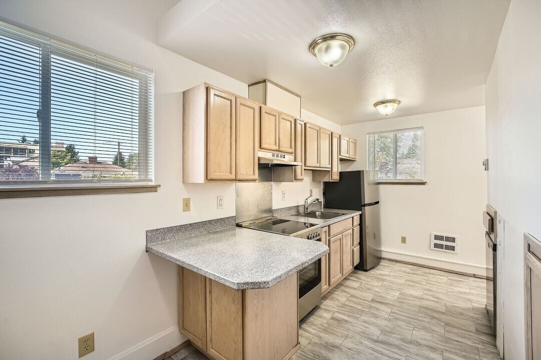 1031 SW 122nd St in Seattle, WA - Building Photo