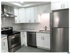 3 Woods Hollow Ct in Avon, CT - Building Photo - Building Photo