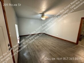 209 Pecan St in Waxahachie, TX - Building Photo - Building Photo