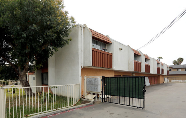 Colony Apartments in Oceanside, CA - Building Photo - Building Photo