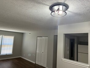 Affordable 1 bed/1 bath apartments off of ... in Louisville, KY - Building Photo - Interior Photo
